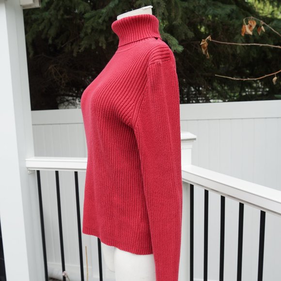 Thick Ribbed Red Turtleneck - Picture 2 of 4
